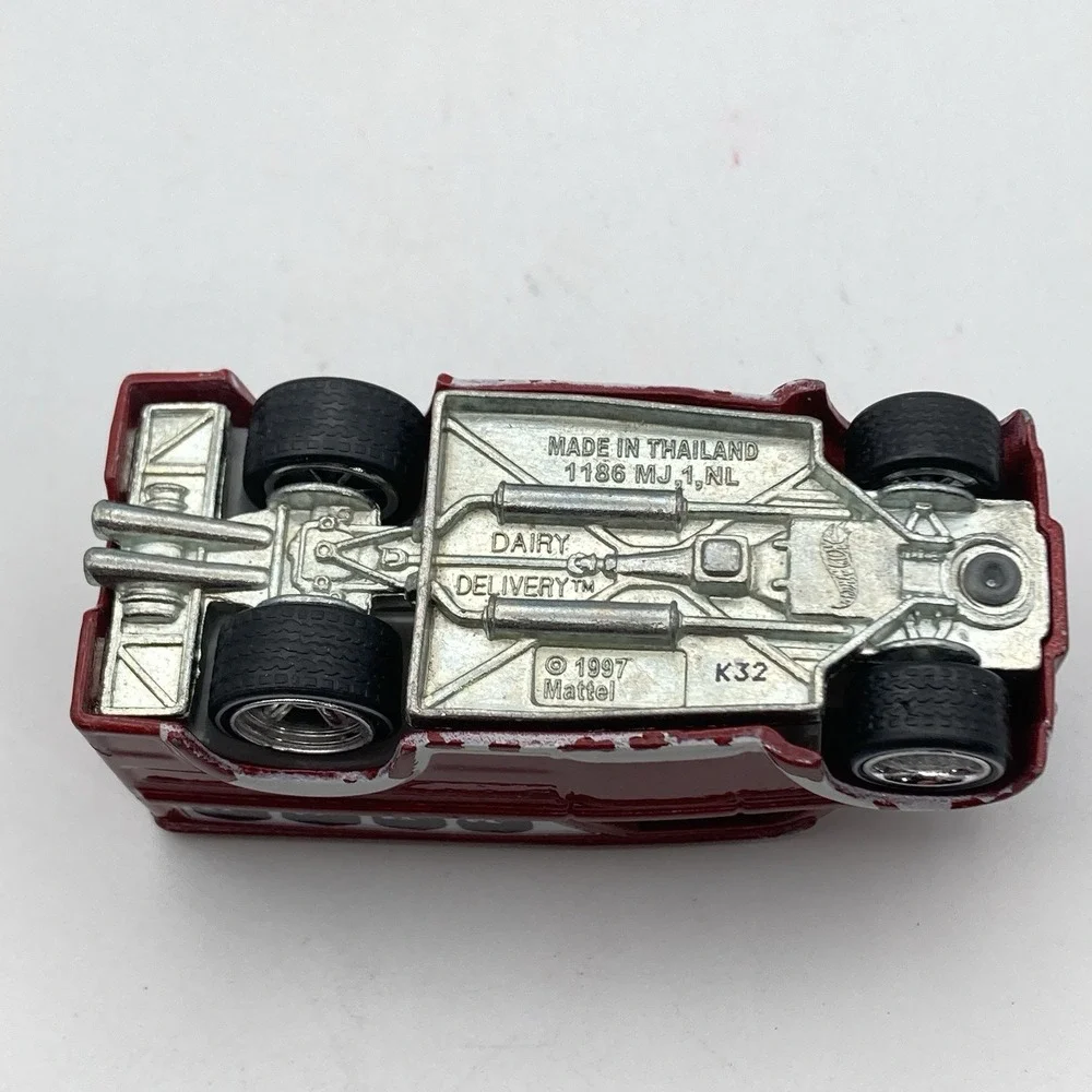 Hot Wheels Beatles Dairy Delivery Milk Truck Plastic Man Skullduggery / Lot #10